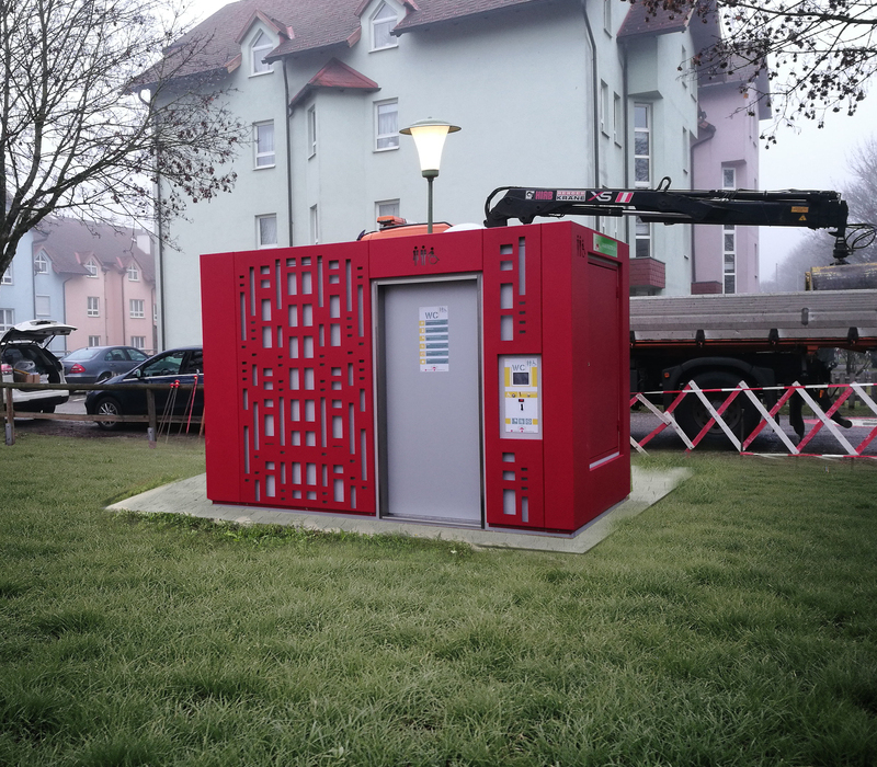 Automatically cleansing toilet system